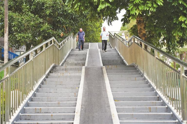 ▲福田区北环大道上的景田北人行天桥桥面铺上了防滑材料。.jpg