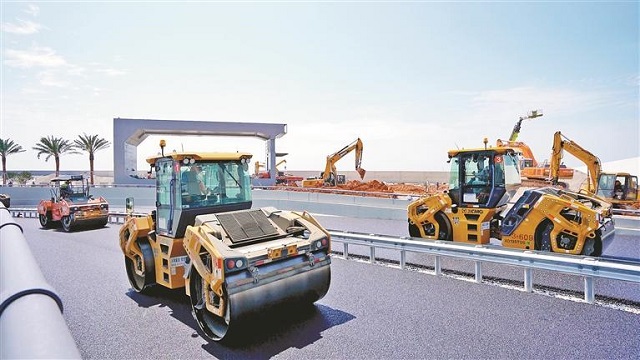 深中通道路面沥青摊铺现场。.jpg