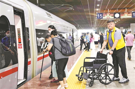 “迎春花”服务旅客出行.jpg