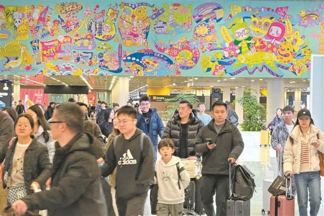 春节假期进入尾声，深圳宝安国际机场迎来返深客流高峰。.jpg