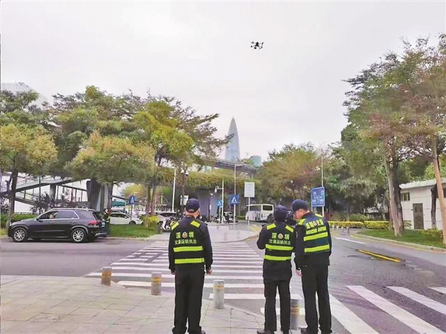 执法人员在深圳湾口岸东北侧升空无人机进行执法.jpg