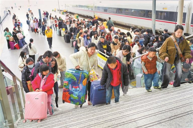 深圳北站，抵深旅客离开站台（资料图）。.jpg