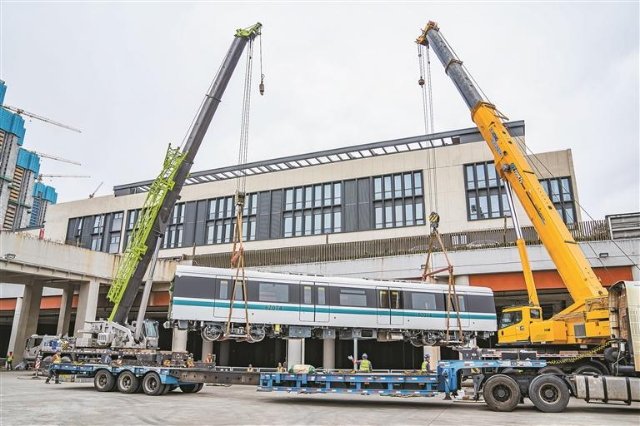 地铁6号线支线二期首列车顺利抵达长圳车辆段。.jpg