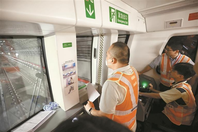 热滑试验期间，电客车进行运行试验。 深圳特区报记者 刘羽洁 通讯员 谢尧晖 摄.png