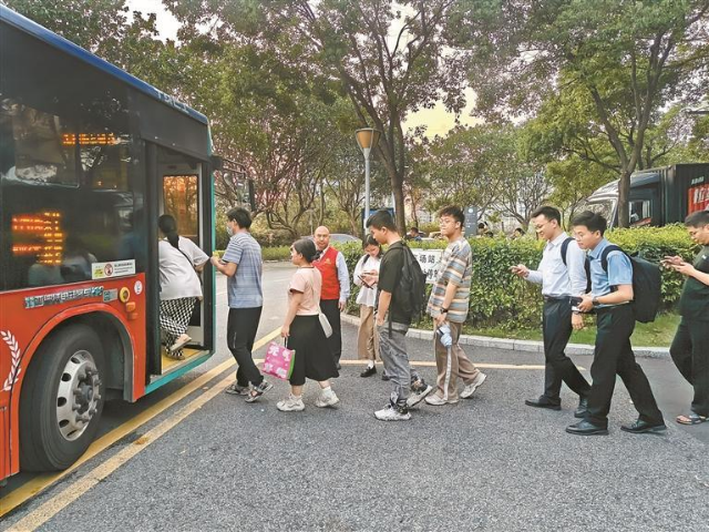 接驳地铁5号线兴东站与TCL国际e城工业园的公交线路，让园区员工和附近居民出行更加方便。 深圳巴士集团供图.png