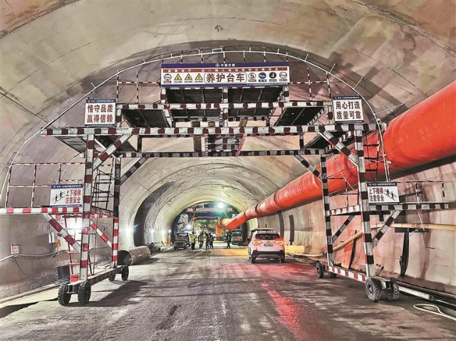 备受关注的鹏坝通道建设工程迎来新进展：该通道隧道右洞于近日顺利实现贯通，标志着这一重点交通工程取得重大突破。.png