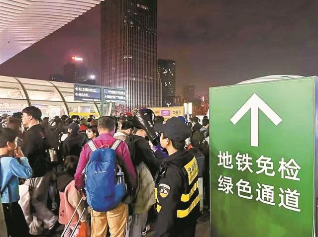 深圳地铁延长末班车服务。.jpg