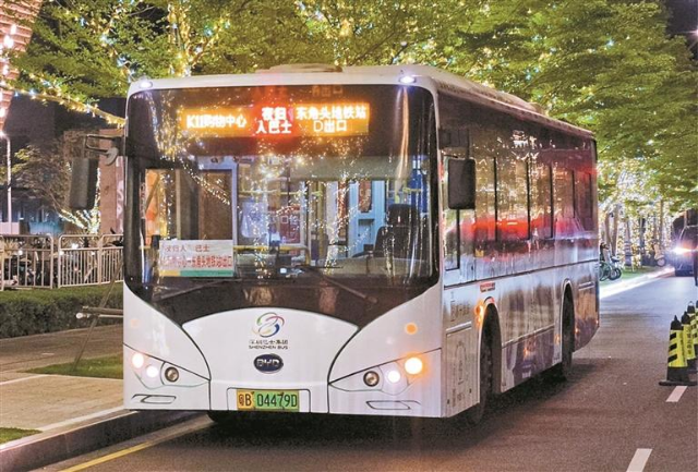 为切实解决太子湾K11商圈员工的夜间通勤痛点，深圳巴士集团于近日正式开通“夜归人”巴士。 深圳特区报记者 刘羽洁 通讯员 张文平 摄.jpg