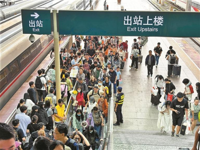 昨日，随着清明假期结束，我市各大车站、交通枢纽迎来返程客流高峰。图为抵达深圳北站的旅客有序出站。深圳特区报记者 刘羽洁 摄.jpg