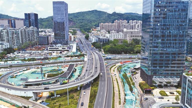 彩梅立交改造工程施工现场。深圳特区报记者 刘羽洁 通讯员 吴新利 摄.png