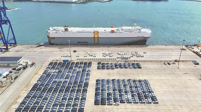 逾700辆停靠在小漠港的多型号汽车，准备换乘至汽车滚装船“Luna Spirit”轮，即将发往菲律宾八打雁。.png