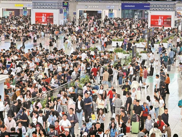 7月1日至7月20日,深圳铁路累计发送旅客576.53万人次,整体客流态势平稳有序。 深圳特区报记者 刘羽洁 通讯员 田恬 摄.png